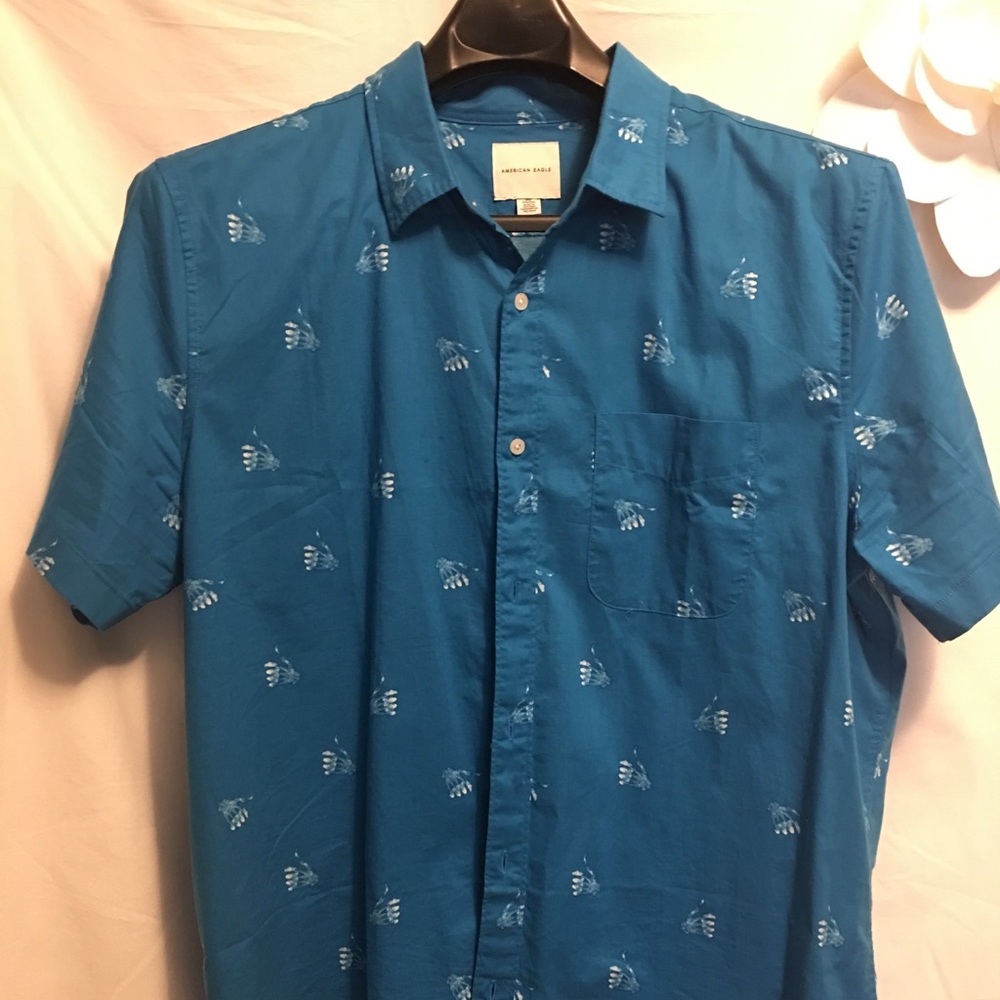 Donated Last day: 2/$8. Men’s American Eagle shirt